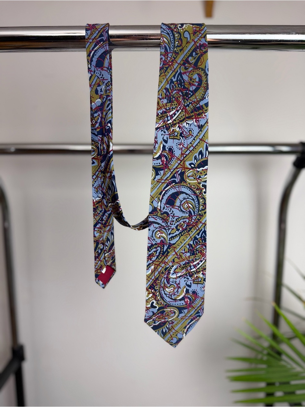 Oscar de la Renta 100% Italian Silk Abstract Print Tie Designer Necktie